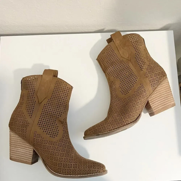 COCONUT by MATISSE Back Road Perforated Western Ankle Boots size 8.5 - Picture 4 of 11